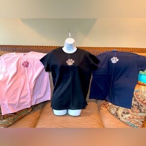 Gildan ladies T-shirt with beaded paw print. 🐾 EUC